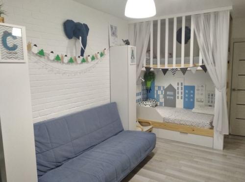 Ремонт этой детской комнаты родители своими руками сделали. 01