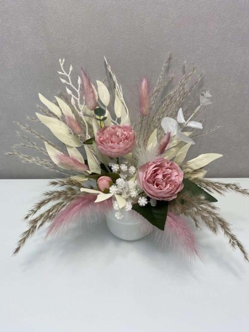 В продаже композиции из искусственных цветов. 04