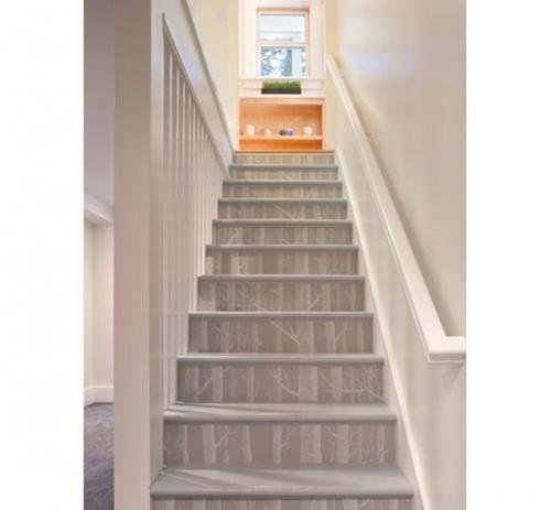 Вы можете преобразить старую мебель или освежить стену в комнате, экономно используя всего один рулон обоев. 06