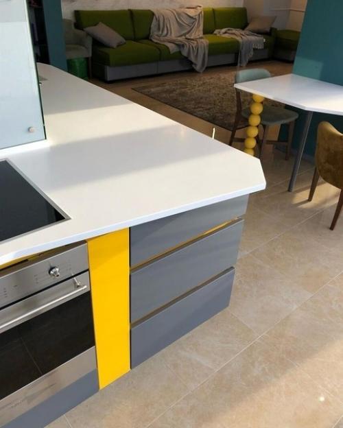 Интерьер кухни. Выполненной в ярких оттенках. 07