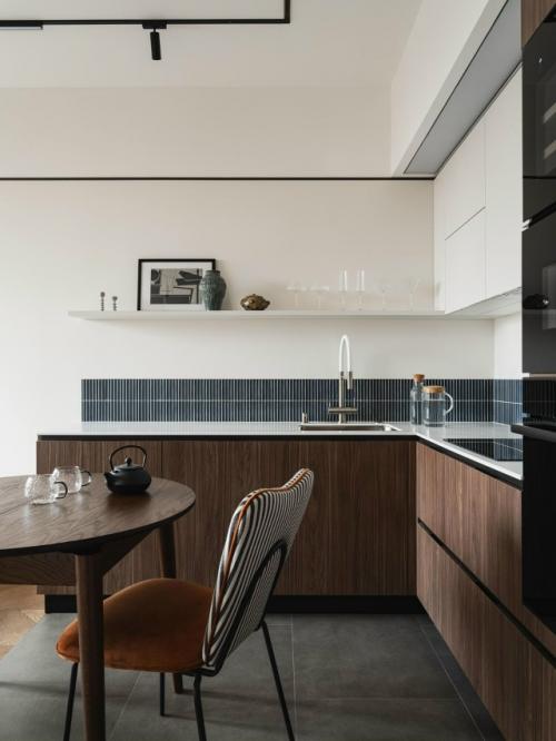 Деревянный потолок и выразительная плитка: квартира 62 м в Москве. 02