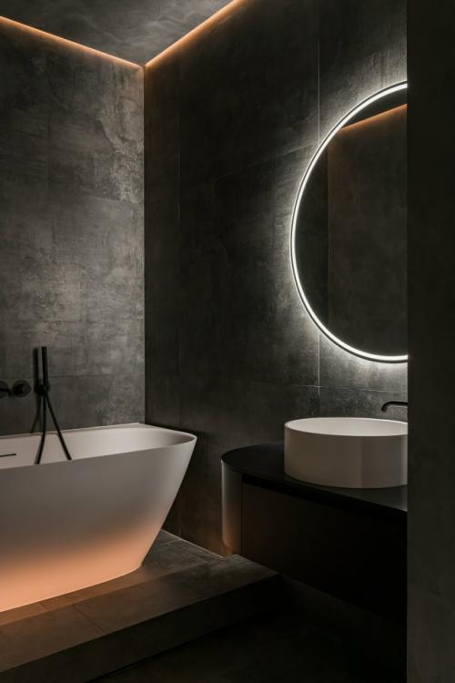 Интерьер построенный на контрастах: светлые поверхности и глубокие акценты, мягкие линии и чёткая геометрия света. 08