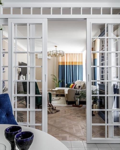 Интерьер этой двухкомнатной московской квартиры создавался с учетом увлечений владелицы Востоком и Гжелью.