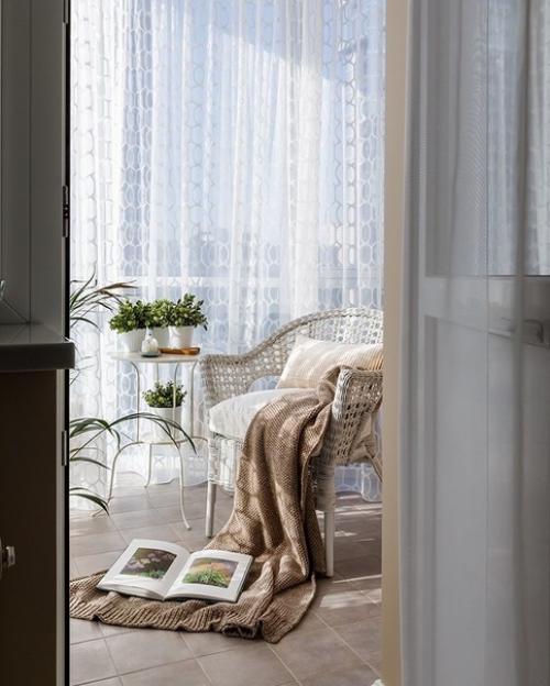 Интерьер этой двухкомнатной московской квартиры создавался с учетом увлечений владелицы Востоком и Гжелью. 03