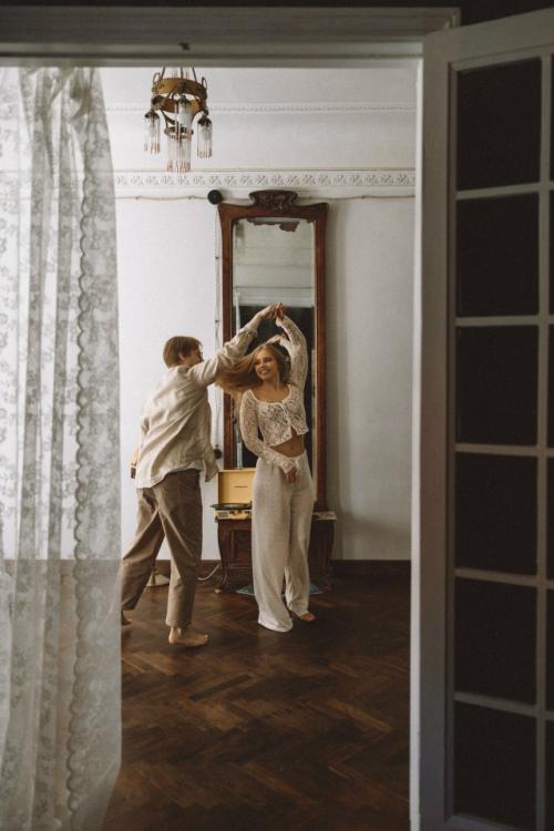 Love Story в винтажной квартире: танцы у торшера и поцелуи в ванной. 02