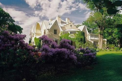 Александри?  Я - дворцово-парковый ансамбль Петергофа, пригорода Санкт-петербурга. 05