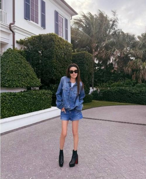 Известный американский дизайнер Вера вонг поделилась в своих соцсетях серией фото, на которых она позирует в джинсовом аутфите. 02