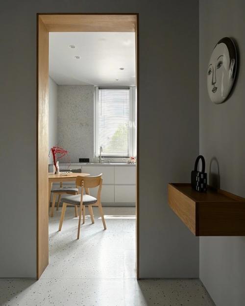 Дизайнер Юлия Смышляева оформила вневременной эргономичный интерьер для молодой семейной пары. 03