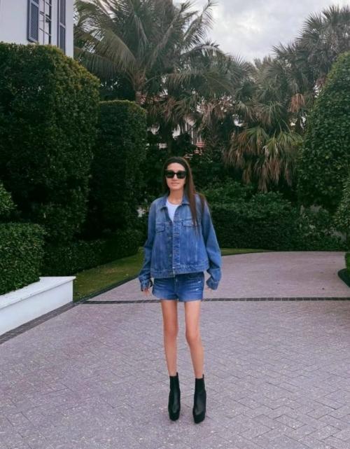 Известный американский дизайнер Вера вонг поделилась в своих соцсетях серией фото, на которых она позирует в джинсовом аутфите. 04