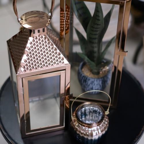 Декоративный фонарь - универсальное решение для любого интерьера: нужно только подобрать модель, которая гармонично дополнит стилистику комнаты. 02