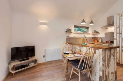 Этот крошечный деревянный коттедж, который из-за круглого окна на фасаде похож на скворечник, находится на лесной поляне в Сомерсете, Англия. 07