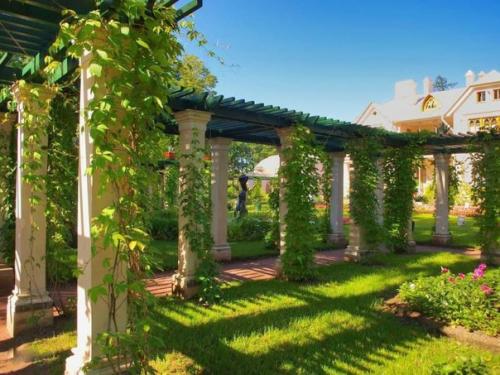 Александри?  Я - дворцово-парковый ансамбль Петергофа, пригорода Санкт-петербурга. 02