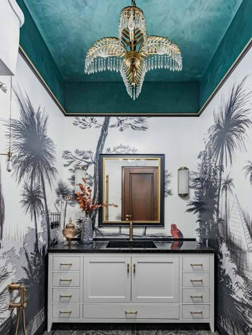 Люстра в ванной - смелое и элегантное решение. 03