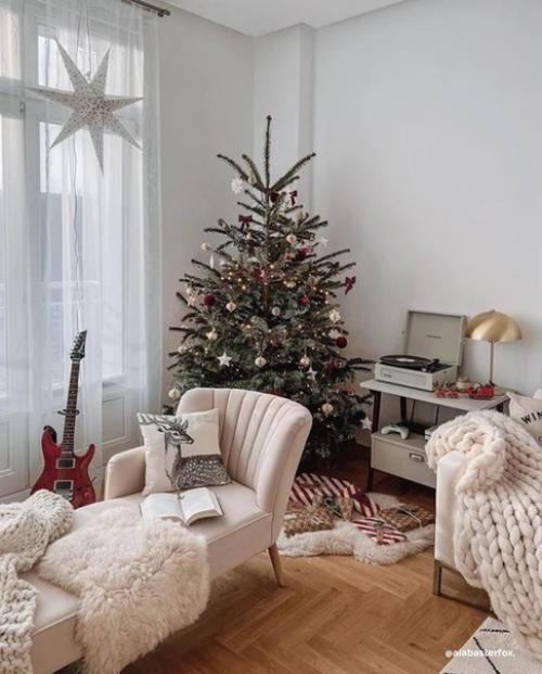 На праздниках хочется устроиться на мягком диване, закутаться в плед и смотреть любимые фильмы. 05