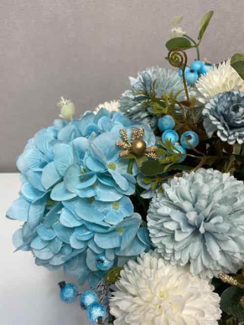 В продаже композиции из искусственных цветов. 03