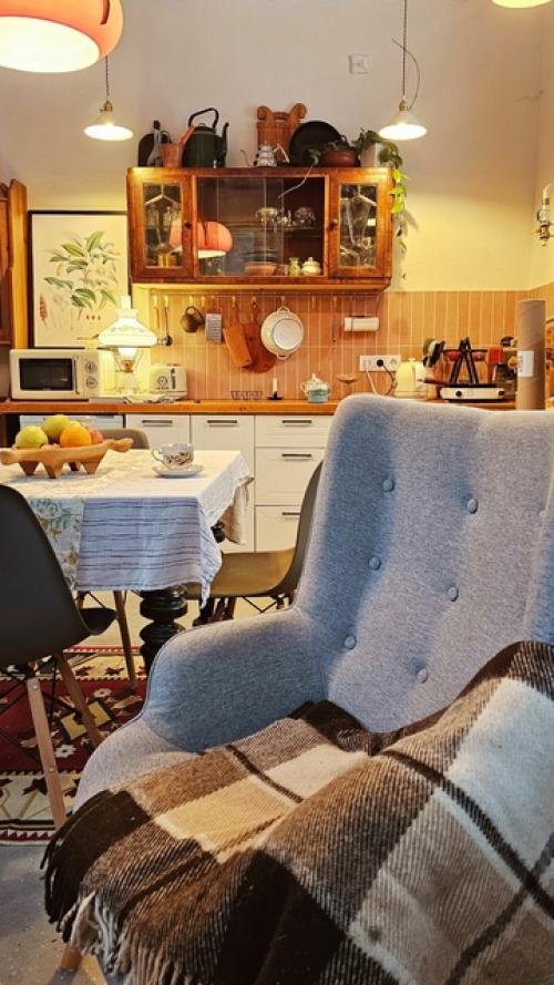 Тут давеча на дачу новые старые стулья привезли. 02