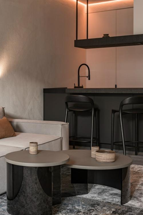 Интерьер построенный на контрастах: светлые поверхности и глубокие акценты, мягкие линии и чёткая геометрия света. 02