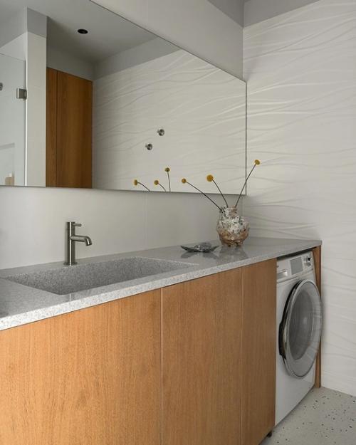 Дизайнер Юлия Смышляева оформила вневременной эргономичный интерьер для молодой семейной пары. 09