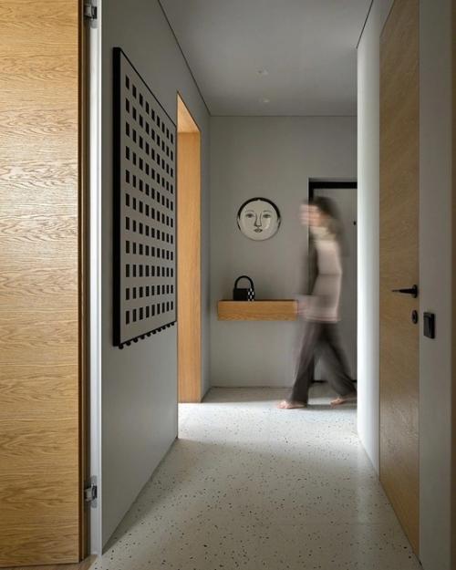 Дизайнер Юлия Смышляева оформила вневременной эргономичный интерьер для молодой семейной пары. 02