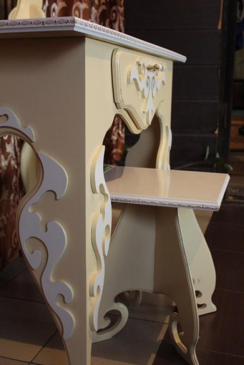 Элегантный туалетный столик ручной роботы, выполненный в классическом стиле. 09