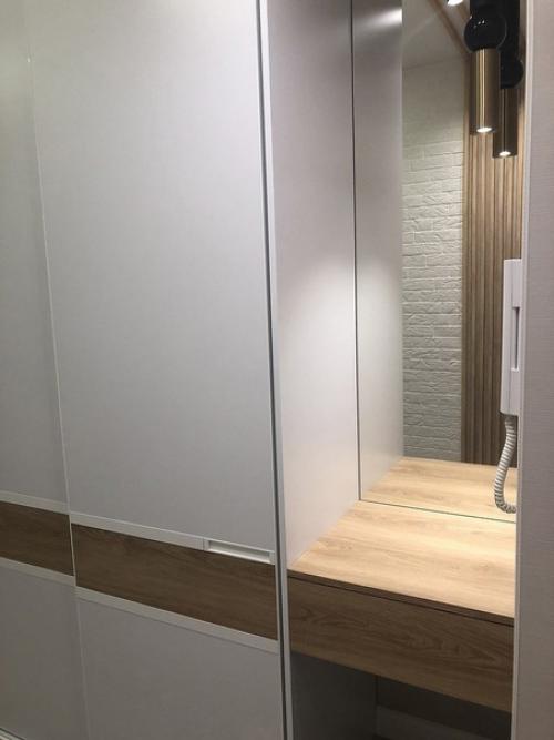 Квартира начинается с прихожей, сделали ремонт по последней моде так сказать. 03