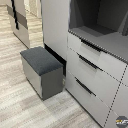 Интерьер прихожей. С вместительным шкафом. 03