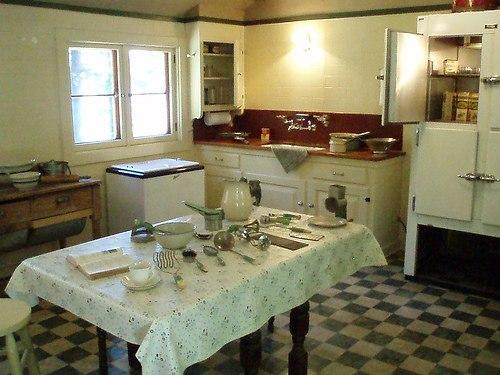 Интерьеры кухонь 30-х годов. 03