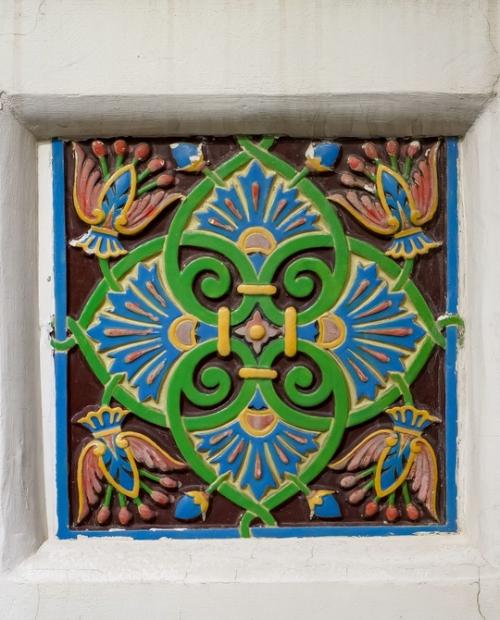 Яркие орнаменты на фасаде здания бывшего царского выставочного павильона на ходынском поле в Москве. 01