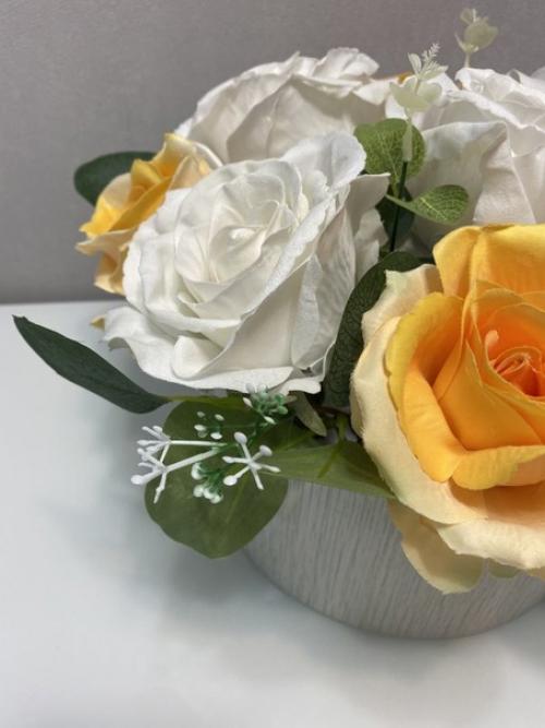 В продаже композиции из искусственных цветов. 01