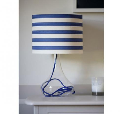 Вы можете преобразить старую мебель или освежить стену в комнате, экономно используя всего один рулон обоев. 05