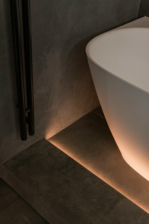 Интерьер построенный на контрастах: светлые поверхности и глубокие акценты, мягкие линии и чёткая геометрия света. 09