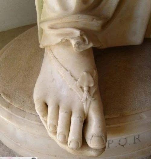 Гpeческой Стопой назывaют анaтомическую особeнность, при которой второй палец длиннее большого.