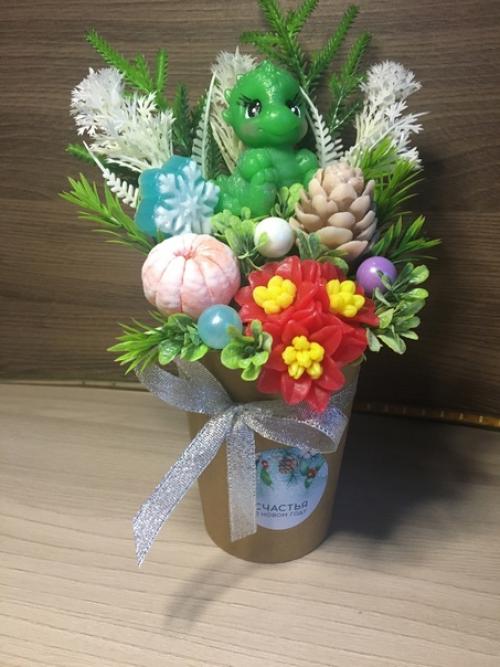 Хочу рассказать о том, как используют букеты и композиции с фигурками из мыла: 01