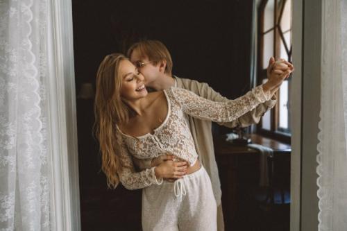 Love Story в винтажной квартире: танцы у торшера и поцелуи в ванной. 05