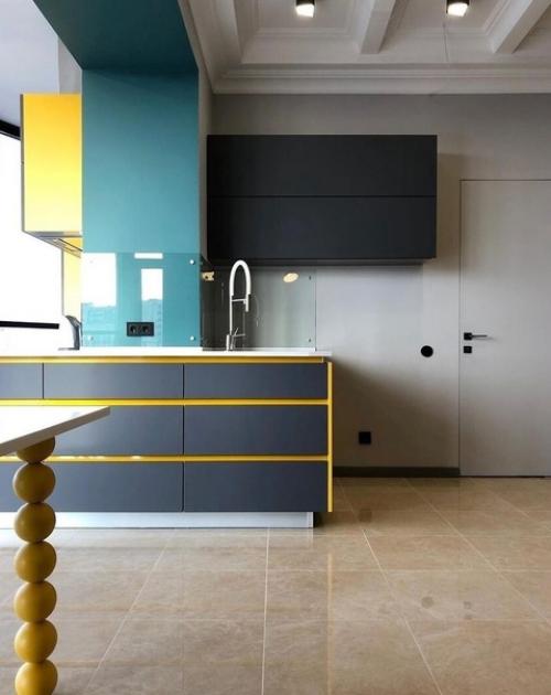 Интерьер кухни. Выполненной в ярких оттенках. 02