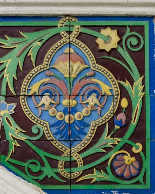 Яркие орнаменты на фасаде здания бывшего царского выставочного павильона на ходынском поле в Москве. 03