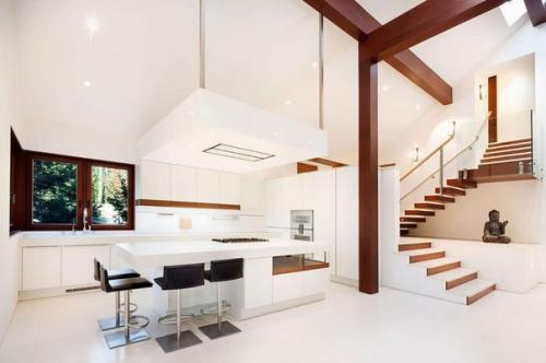 Этот деревянный американский дом построен на открытой полянке в живописном лесном окружении. 04