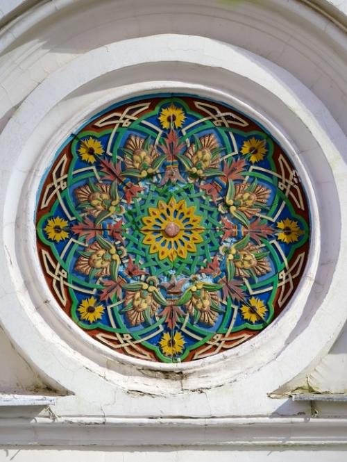 Яркие орнаменты на фасаде здания бывшего царского выставочного павильона на ходынском поле в Москве. 04