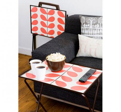 Вы можете преобразить старую мебель или освежить стену в комнате, экономно используя всего один рулон обоев. 07