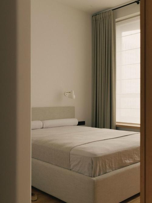 Дизайнер Екатерина Субботина создала спокойный, тёплый интерьер для молодой семьи, вдохновлённый японским опытом заказчиков. 07