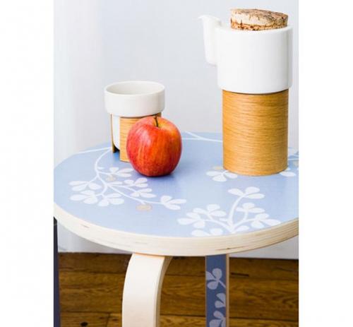 Вы можете преобразить старую мебель или освежить стену в комнате, экономно используя всего один рулон обоев. 04