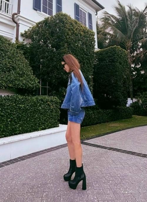 Известный американский дизайнер Вера вонг поделилась в своих соцсетях серией фото, на которых она позирует в джинсовом аутфите. 01