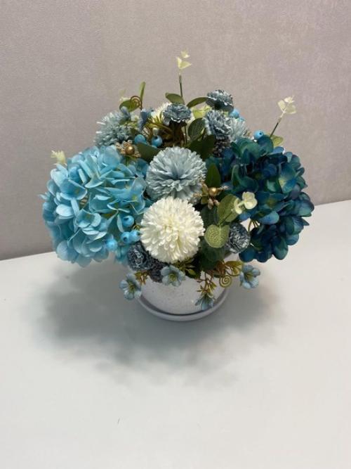 В продаже композиции из искусственных цветов. 02