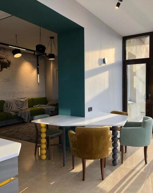 Интерьер кухни. Выполненной в ярких оттенках. 04