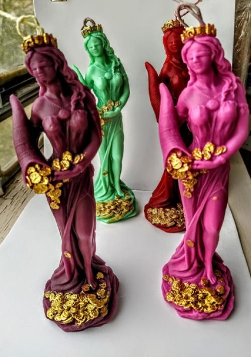 Почти в каждом доме есть свечи, каждый использует её по своему усмотрению. 04