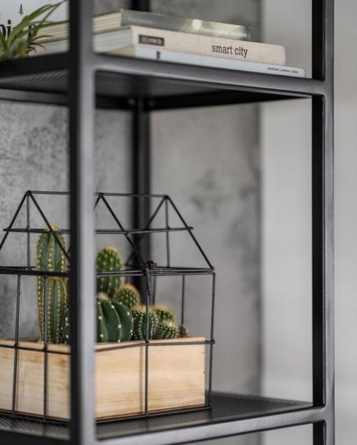 Квартира расположена в одном из недавно построенных многоквартирных домов с прекрасным видом на окрестности. 03