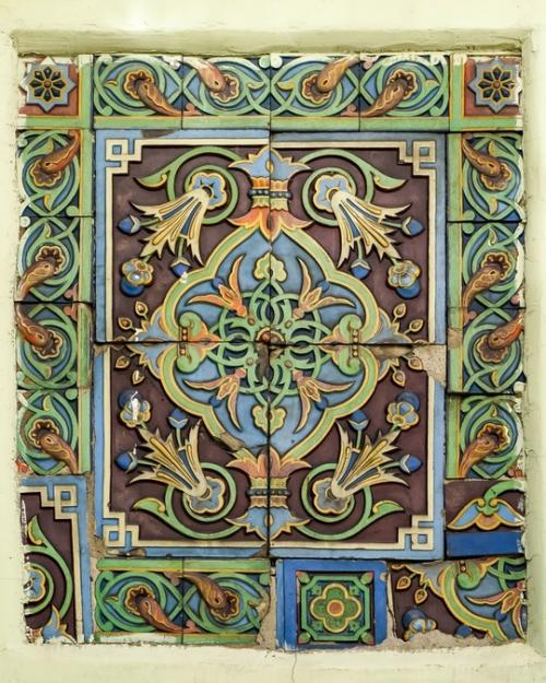 Яркие орнаменты на фасаде здания бывшего царского выставочного павильона на ходынском поле в Москве. 02