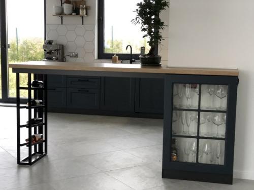 Нога!  Чья!  - Барной стойки. 03