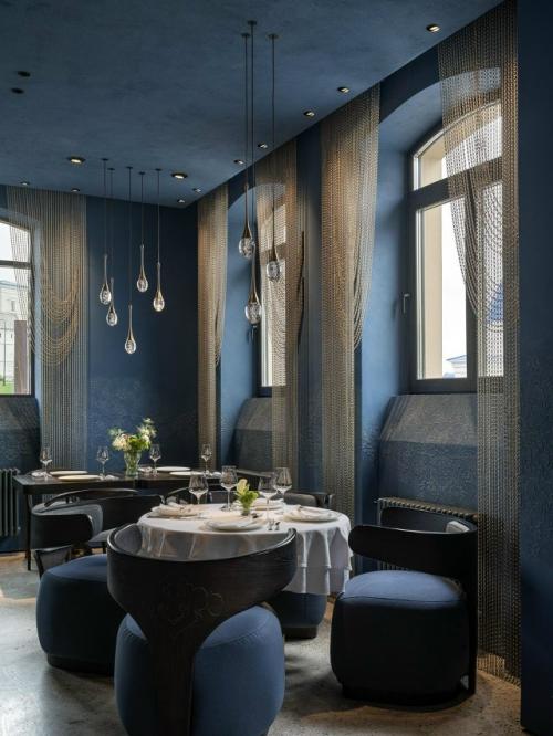 В этом пространстве национальная тема звучит не буквально, а на уровне ощущений.  