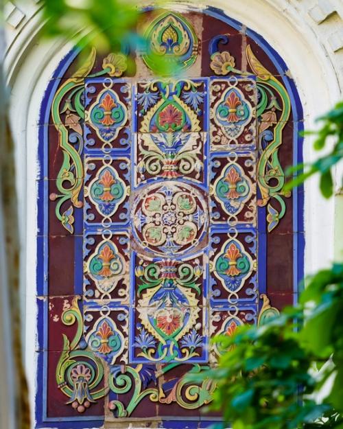 Яркие орнаменты на фасаде здания бывшего царского выставочного павильона на ходынском поле в Москве. 06